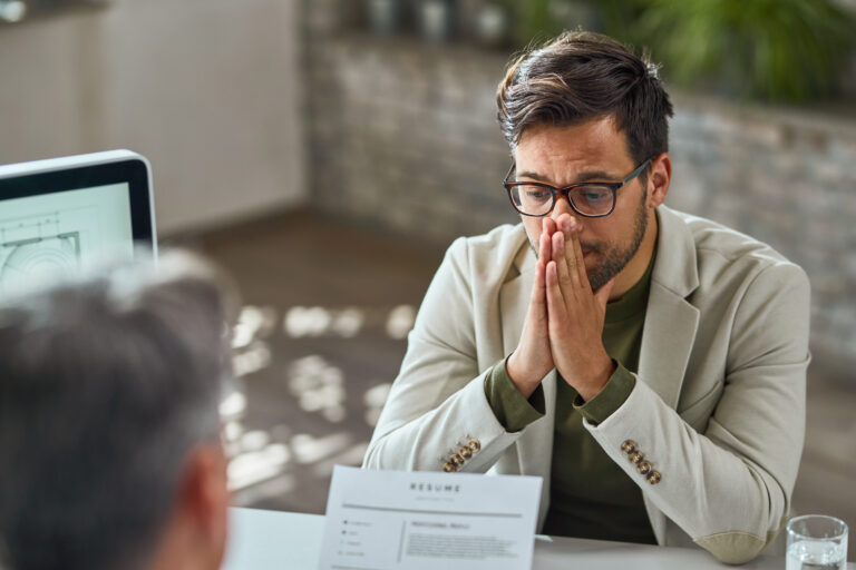 5 fraudes laborales que pueden prevenirse con una verificación adecuada