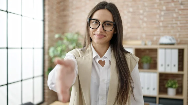 ¿Qué hace que un colaborador recomiende su empresa incluso después de irse?
